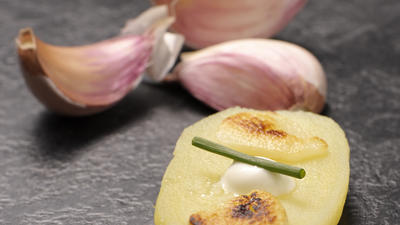 Preparing Brittany pink garlic