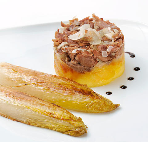 Confit de canard aux échalotes, endives et pommes poêlées